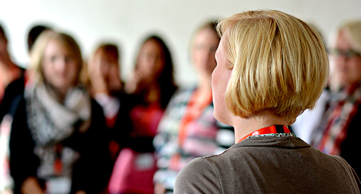 Dozentin der Sexualpädagogik hält eine Ansprache an die Teilnehmer eines Inhouse-Workshops.